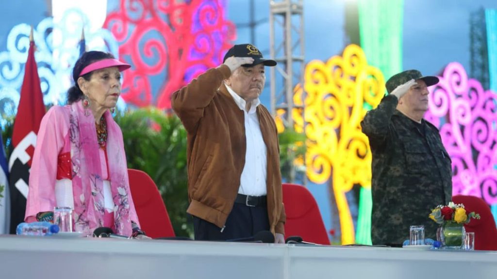 El dictador Daniel Ortega (centro), Rosario Murilo (izquierda) y el jefe del Ejército, Julio César Avilés en el acto central en conmemoración del 47 Aniversario de Fundación del Ejército de Nicaragua. Foto: El 19 Digital.