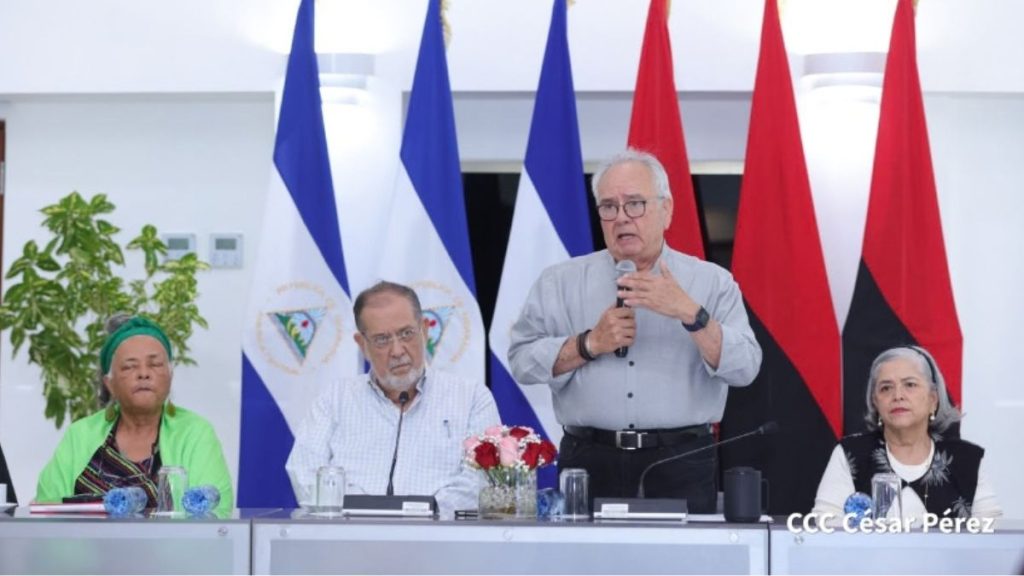 El presidente de la Asamblea Nacional, Gustavo Porras (de pie), durante la “consulta” de la reforma constitucional con partidos zancudos. Foto: El 19 Digital.