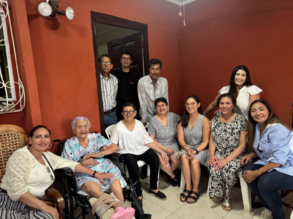 En una visita a la familia en Nicaragua. Elsa Alvarado aparece sentada, tercera de derecha a izquierda. LA PRENSA/ CORTESÍA