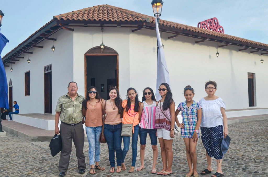 En el malecón de Managua, con la familia. Elsa Alvarado es la tercera, de derecha a izquierda. LA PRENSA/ CORTESÍA
