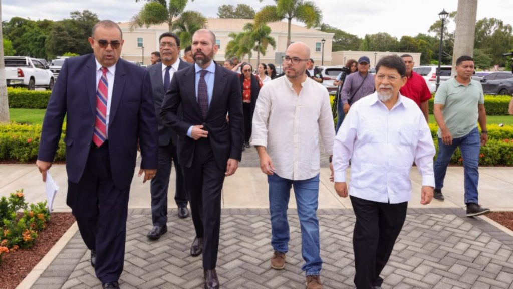 En el centro a la derecha Laureano y a su izquierda Daniel Edmundo, ambos hijos de Daniel Ortega y Rosario Murillo. El 19 Digital.