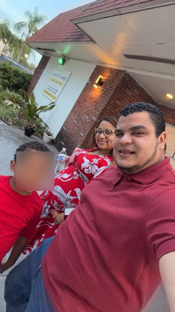Hossman Chavarría junto a su esposa e hijo