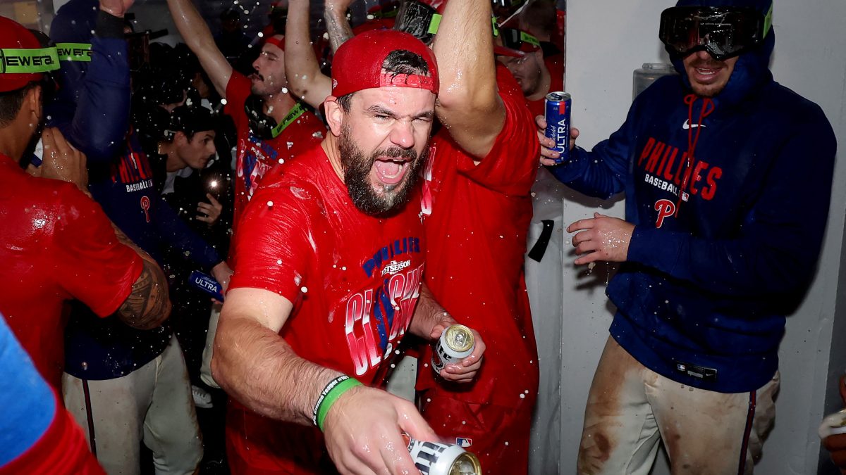 Kyle Schwarber celebra el paso de los Filis a la postemporada. LA PRENSA/AFP