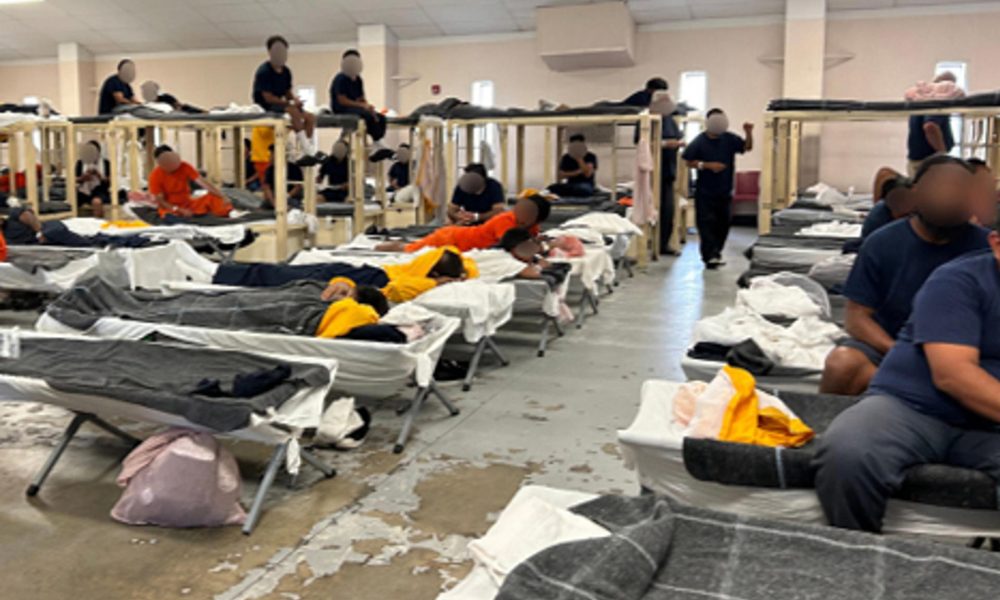 Fotografía tomada del informe oficial de la Oficina del Inspector General del Departamento de Seguridad Nacional que muestra a personas en un centro de detención para migrantes. EFE/ Oficina del Inspector General del Departamento de Seguridad Nacional