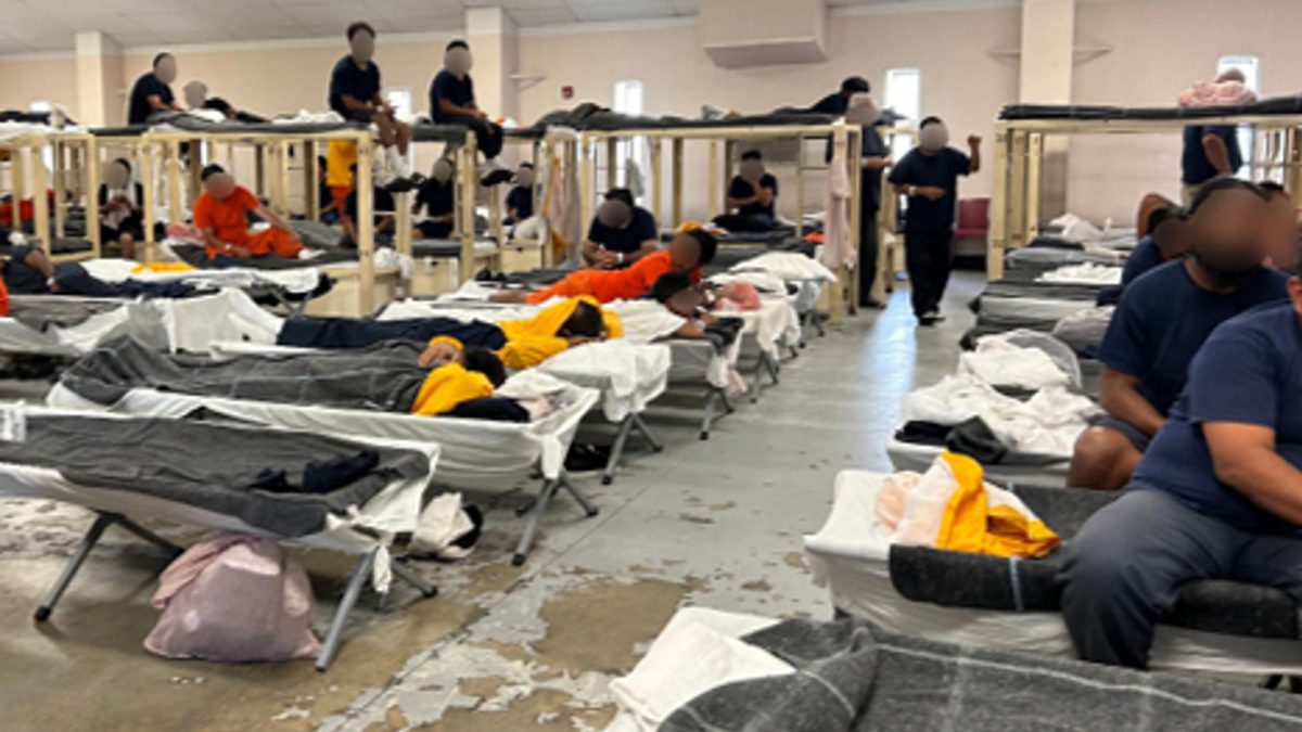 Fotografía tomada del informe oficial de la Oficina del Inspector General del Departamento de Seguridad Nacional que muestra a personas en un centro de detención para migrantes. EFE/ Oficina del Inspector General del Departamento de Seguridad Nacional