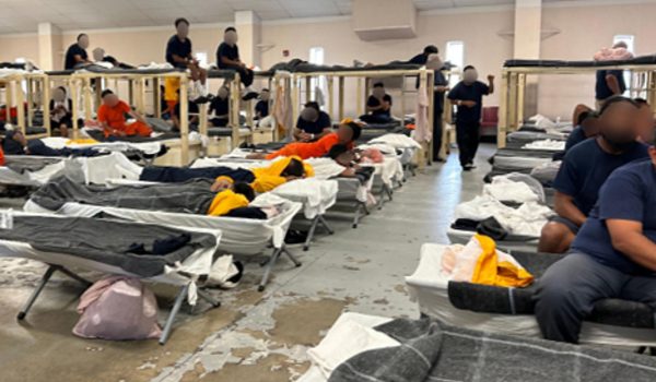 Fotografía tomada del informe oficial de la Oficina del Inspector General del Departamento de Seguridad Nacional que muestra a personas en un centro de detención para migrantes. EFE/ Oficina del Inspector General del Departamento de Seguridad Nacional