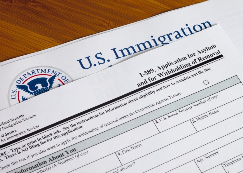 En el asilo afirmativo, la persona presenta el formulario I-589 ante USCIS y posteriormente es convocada a una entrevista con un oficial.