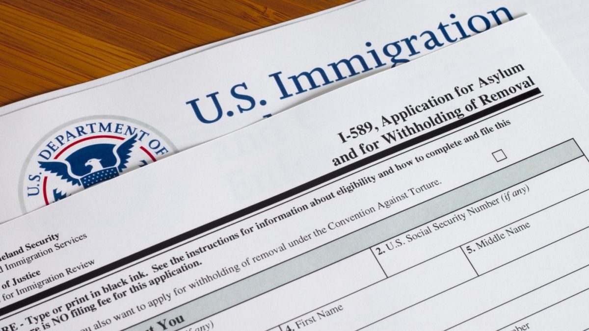 En el asilo afirmativo, la persona presenta el formulario I-589 ante USCIS y posteriormente es convocada a una entrevista con un oficial.
