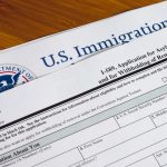 Abogados explican qué significa la notificación que USCIS envió a miles de solicitantes de asilos en EE. UU.
