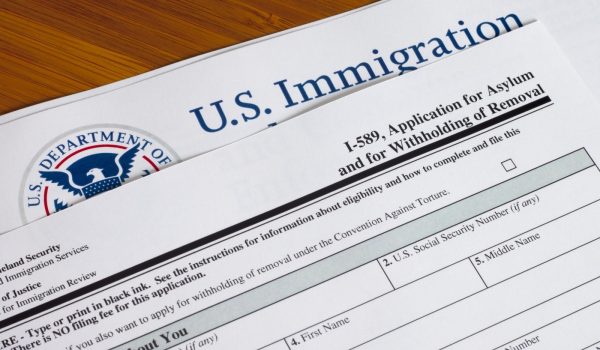 En el asilo afirmativo, la persona presenta el formulario I-589 ante USCIS y posteriormente es convocada a una entrevista con un oficial.