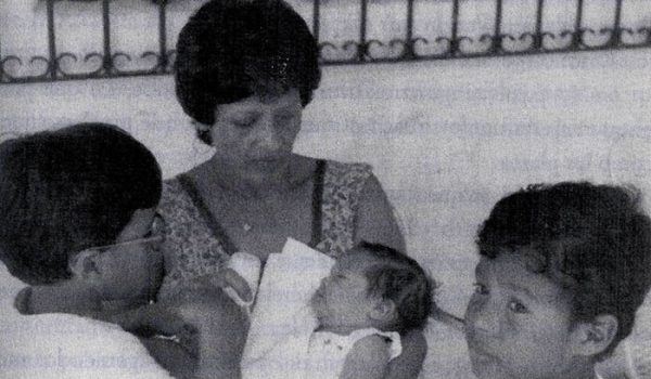 Leticia Herrera con sus tres hijos, David Tejada a la derecha, Camilo Ortega a la izquierda y Diana siendo cargada por su mamá. Nótese en Camilo que desde tierna edad usa lentes. FOTO/ REPRODUCCIÓN/ LIBRO COMANDANTE Y GUERRILLERA