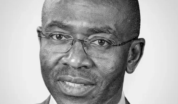 Hippolyte Fofack es execonomista jefe del Banco Africano de Exportación e Importación, es miembro Parker de la Red de Soluciones para el Desarrollo Sostenible de la Universidad de Columbia, investigador asociado del Centro de Estudios Africanos de la Universidad de Harvard, miembro distinguido de la Federación Global de Consejos de Competitividad y miembro de la Academia Africana de Ciencias.