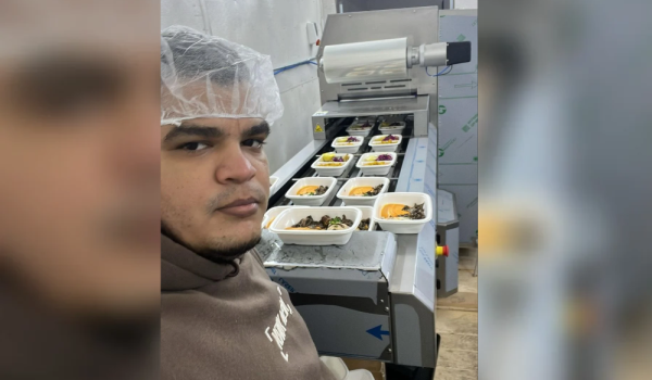 Hosman Chavarría trabajaba empacando comida antes de ser detenido por ICE el 31 de julio de 2026. Foto: Cortesía de Gabriela Calero