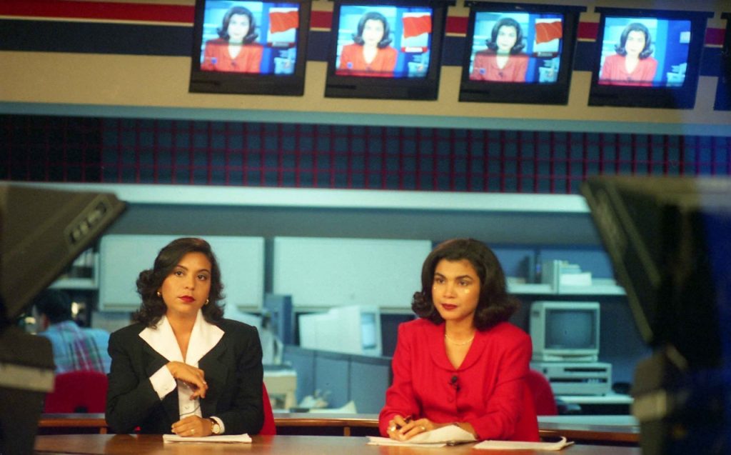 María Lilly Delgado, a la derecha, junto a Ericka Ramírez, periodistas reconocidas de Canal 2 en la mejor época de esa canal de televisión. LA PRENSA/ARCHIVO