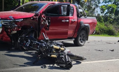 Una motocicleta conducida por Jarvin Saúl Pérez López, impactó casi de frente contra una camioneta. El motorizado falleció. Foto: Canal 8.