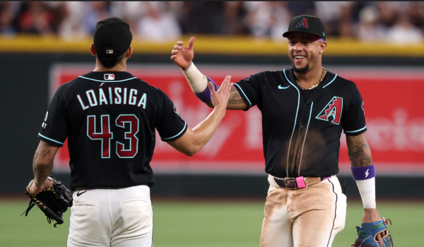 Ketel Marte felicita a Jonathan Loáisiga después de dominar a los Yanquis. LA PRENSA/AFP