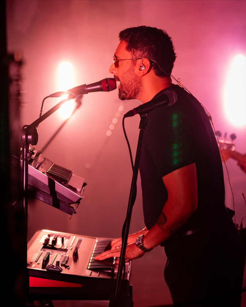El músico Jonathan Meléndez durante un concierto de la banda Camilo Séptimo. Foto: Facebook/CamiloSéptimo