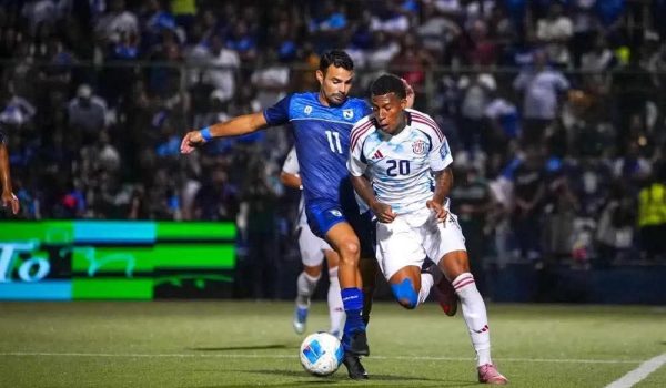Juan Barrera y Jossimar Alcocer durante el partido de las eliminatorias mundialistas