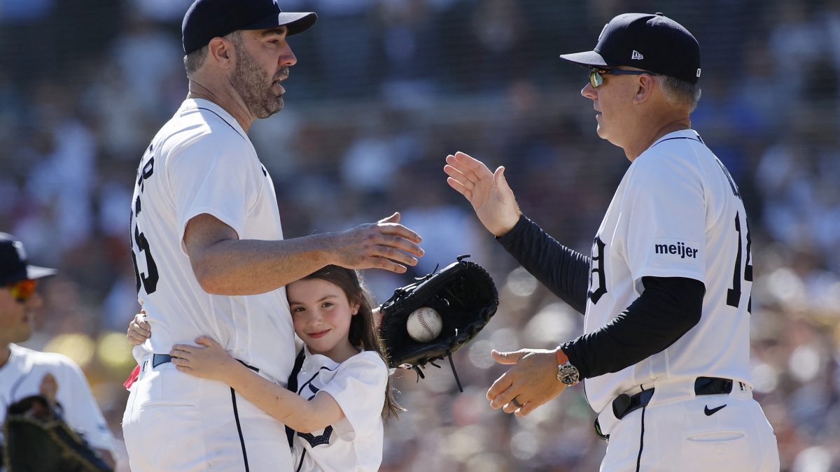 Justin Verlander, junto a su hija, entrega la bola al mánager A. J. Hinch por última vez. LA PRENSA/AFP