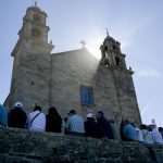 La marea de voluntarios vuelve a Muxía (A Coruña) para pisar sus famosas y limpias piedras