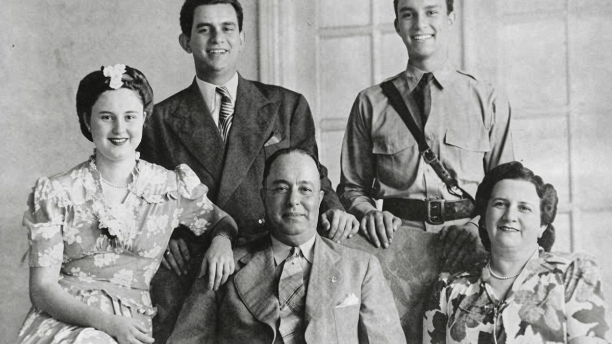 Los hermanos Somoza Debayle junto a sus padres. Anastasio Somoza García aseguró su primer respaldo político y económico al casarse con Salvadora Debayle Sacasa, descendiente de una de las familias más influyentes del país. LA PRENSA / ARCHIVO