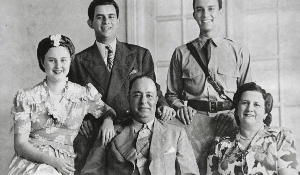 Los hermanos Somoza Debayle junto a sus padres. Anastasio Somoza García aseguró su primer respaldo político y económico al casarse con Salvadora Debayle Sacasa, descendiente de una de las familias más influyentes del país. LA PRENSA / ARCHIVO