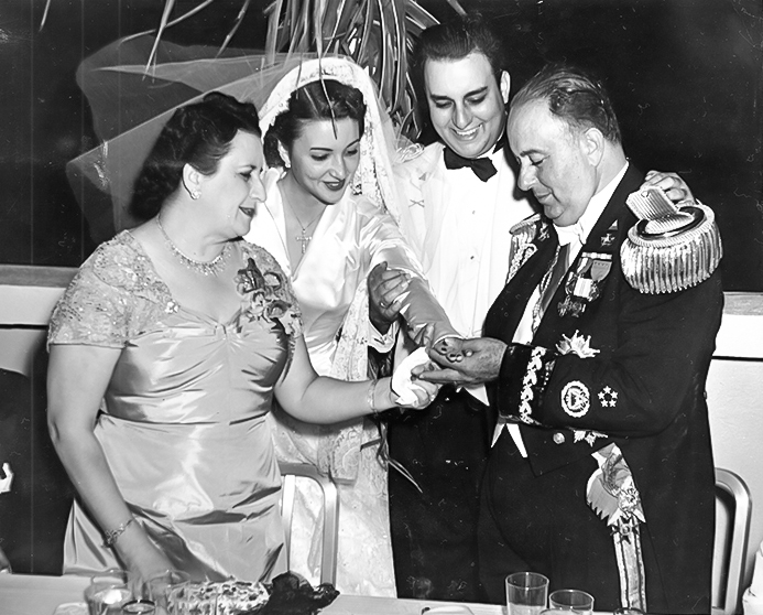 Los medios denominaron la boda del siglo al enlace entre Anastasio Somoza Debayle y Hope Portocarrero Debayle, celebrado el 5 de diciembre de 1950. En la imagen, los recién casados posan junto a Anastasio Somoza García y Salvadora Debayle Sacasa. LA PRENSA / ARCHIVO REDES