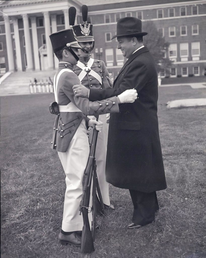 Anastasio Somoza García junto a sus hijos Anastasio y Luis Somoza Debayle durante su visita del 13 de mayo de 1939 a la Academia Militar La Salle en Oakdale, Long Island, Estados Unidos. LA PRENSA / ARCHIVO