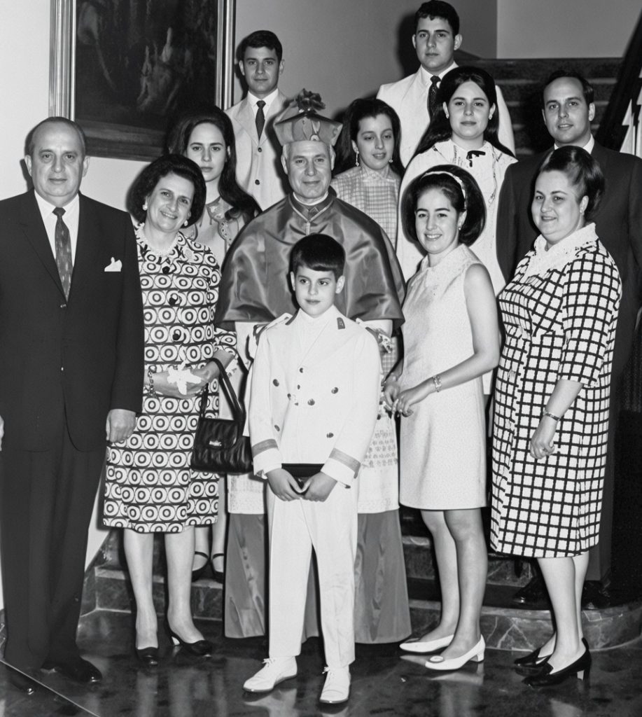 Guillermo Sevilla Sacasa junto a su esposa Lillian Somoza Debayle y sus nueve hijos. Tras la boda, Lillian redujo sus apariciones públicas y se enfocó en su vida familiar. LA PRENSA / ARCHIVO REDES