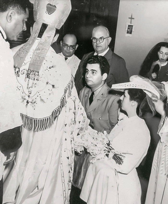 Luis Somoza Debayle luce uniforme militar de gala en 1947, el día de su boda con la costarricense Isabel Urcuyo Rodríguez. El matrimonio selló un vínculo de poder económico entre ambas familias. LA PRENSA / ARCHIVO REDES