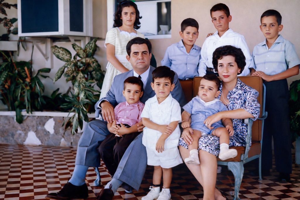 Luis Somoza Debayle junto a su esposa Isabel Urcuyo y sus siete hijos. Tras el asesinato de su padre, Anastasio Somoza García, asumió la Presidencia para completar el mandato y ejercer el propio. Gobernó entre el malestar social, conspiraciones y revueltas políticas. LA PRENSA / ARCHIVO REDES