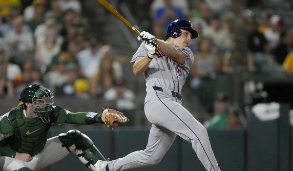 Novato de los Astros conecta tres jonrones y mantiene con vida al equipo texano