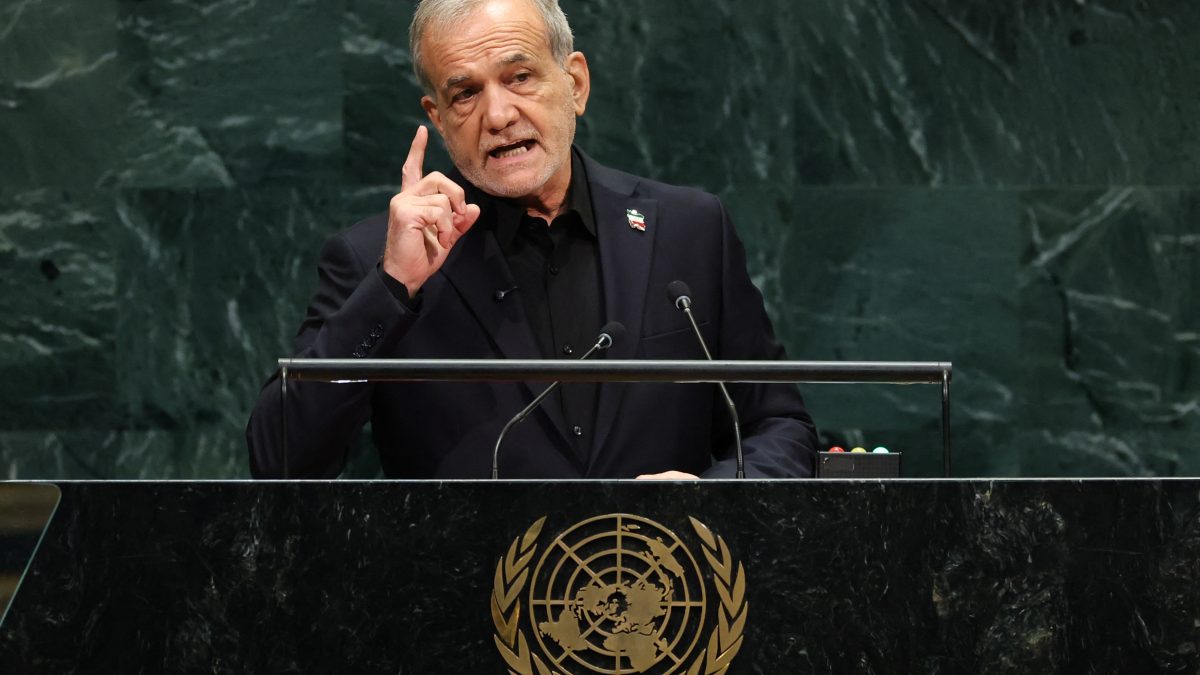 El presidente de Irán, Masoud Pezeshkian, interviene durante la 81.ª Asamblea General de las Naciones Unidas en la sede de la ONU en Nueva York, el 23 de septiembre de 2026. (Foto de TIMOTHY A. CLARY / AFP)
