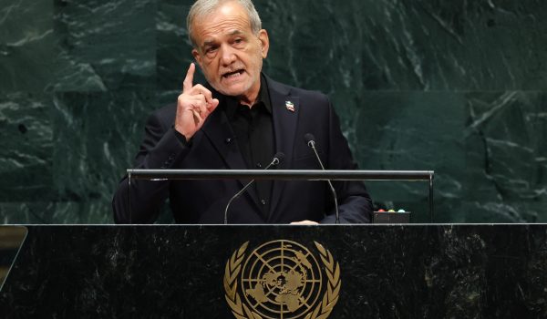 El presidente de Irán, Masoud Pezeshkian, interviene durante la 81.ª Asamblea General de las Naciones Unidas en la sede de la ONU en Nueva York, el 23 de septiembre de 2026. (Foto de TIMOTHY A. CLARY / AFP)