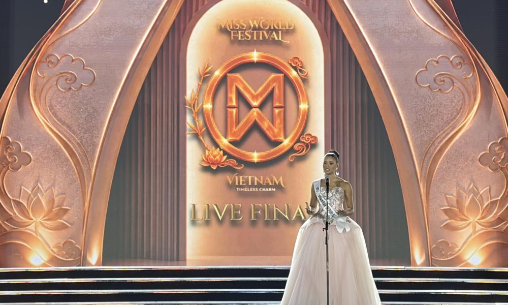 La docente y comunicadora dominicana Joheirry Mola habla minutos antes de ganar la corona de Miss Mundo 2026 este sábado. EFE/ Héctor Pereira