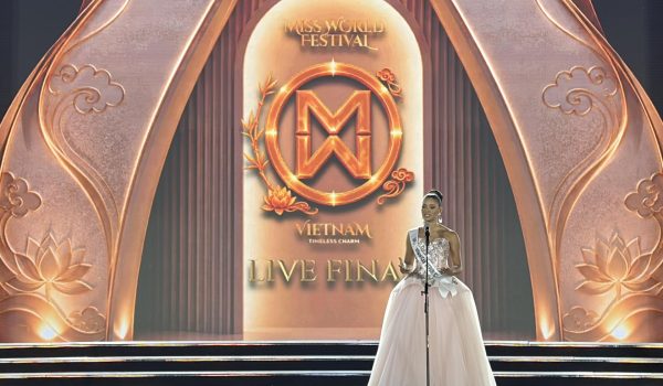 La docente y comunicadora dominicana Joheirry Mola habla minutos antes de ganar la corona de Miss Mundo 2026 este sábado. EFE/ Héctor Pereira