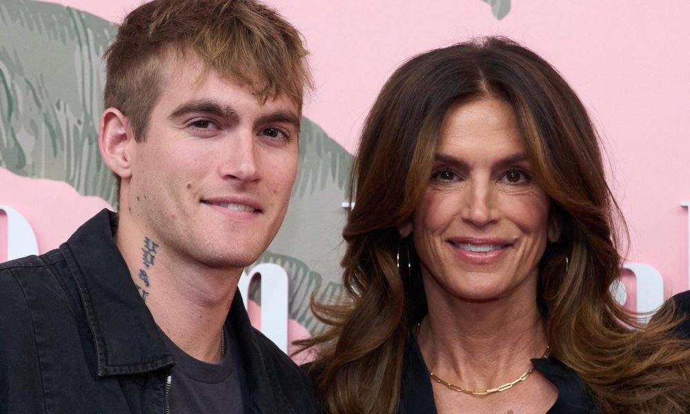 Fotografía de archivo, tomada en marzo de 2024, en la que se captó a la modelo estadounidense Cindy Crawford (d) junto a su hijo Presley Gerber, en Beverly Hills (CA, EE.UU.). Gerber falleció este domingo a los 27 años de edad. EFE/Allison Dinner