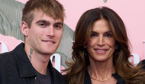 Fotografía de archivo, tomada en marzo de 2024, en la que se captó a la modelo estadounidense Cindy Crawford (d) junto a su hijo Presley Gerber, en Beverly Hills (CA, EE.UU.). Gerber falleció este domingo a los 27 años de edad. EFE/Allison Dinner