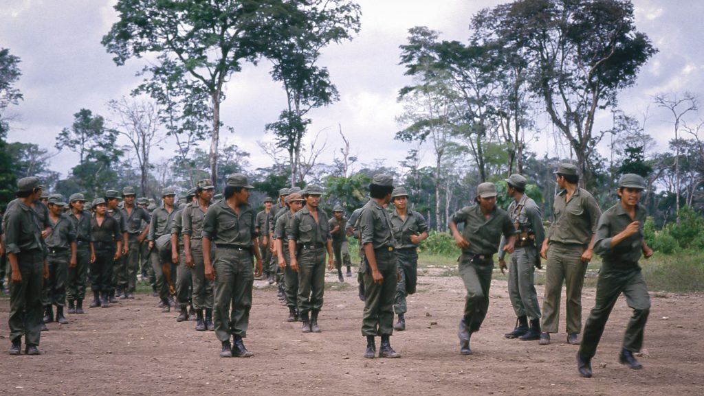La actividad en esa escuela, ubicada en medio de la nada, comenzaba con ejercicios físicos. Antes del desayuno recibían orientación política, mientras que las consignas de adoctrinamiento marcaban la jornada de principio a fin. LA PRENSA / ARCHIVO PERSONAL ÓSCAR NAVARRETE