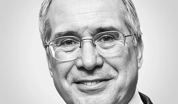Nicholas Stern preside el Instituto de Investigación Grantham sobre el Cambio Climático y el Medio Ambiente y la Escuela Global de Sostenibilidad de la London School of Economics and Political Science.