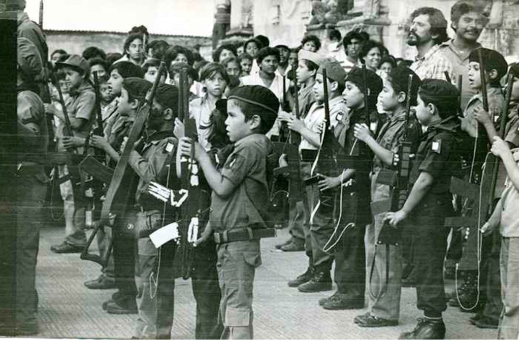 Niños portan fusiles de madera durante un desfile en el barrio El Laborío, en León, el 19 de diciembre de 1979, cinco meses después del triunfo de la Revolución Sandinista. LA PRENSA / ARCHIVO