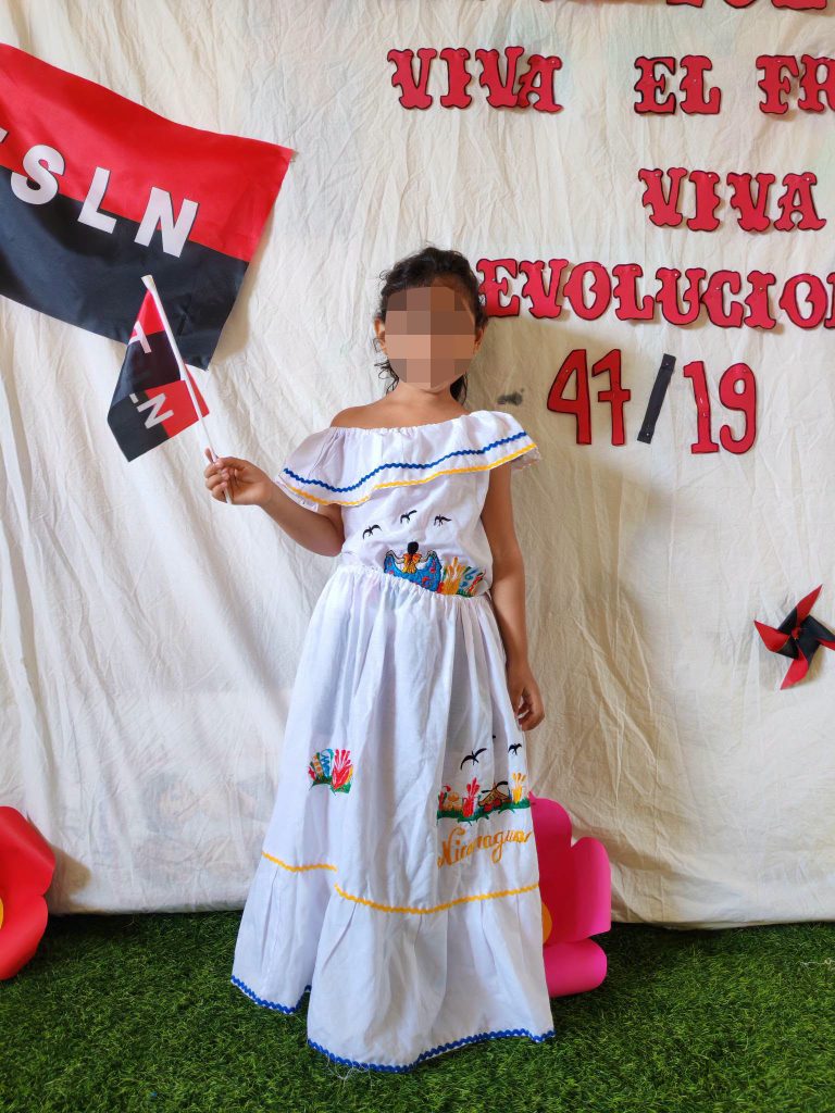 Niños participan en una actividad escolar con símbolos asociados al FSLN. La utilización de referentes políticos sandinistas en el sistema educativo comenzó durante la década de los ochenta y continúa bajo el actual gobierno. LA PRENSA / ARCHIVO REDES