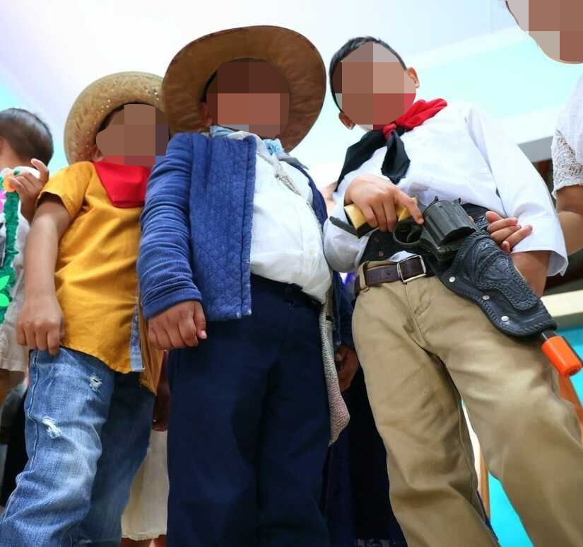 Niños de preescolar aparecen con pañuelos sandinistas y revólveres de utilería durante una actividad política. Las armas y la simbología militar estuvieron presentes en distintas actividades infantiles durante la revolución. LA PRENSA / ARCHIVO REDES