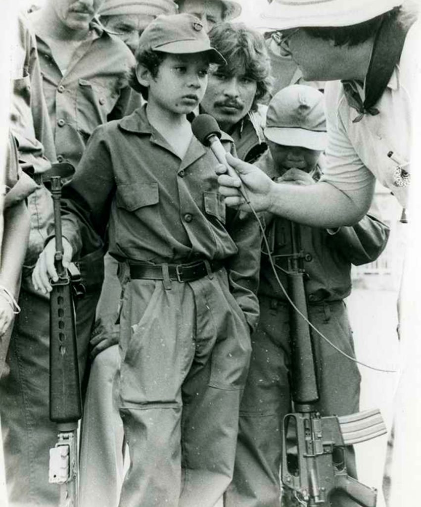 Un grupo de milicianos, entre los que aparecen dos menores, porta fusiles M-16 durante la visita del general panameño Omar Torrijos a Nicaragua, en agosto de 1979. LA PRENSA / ARCHIVO