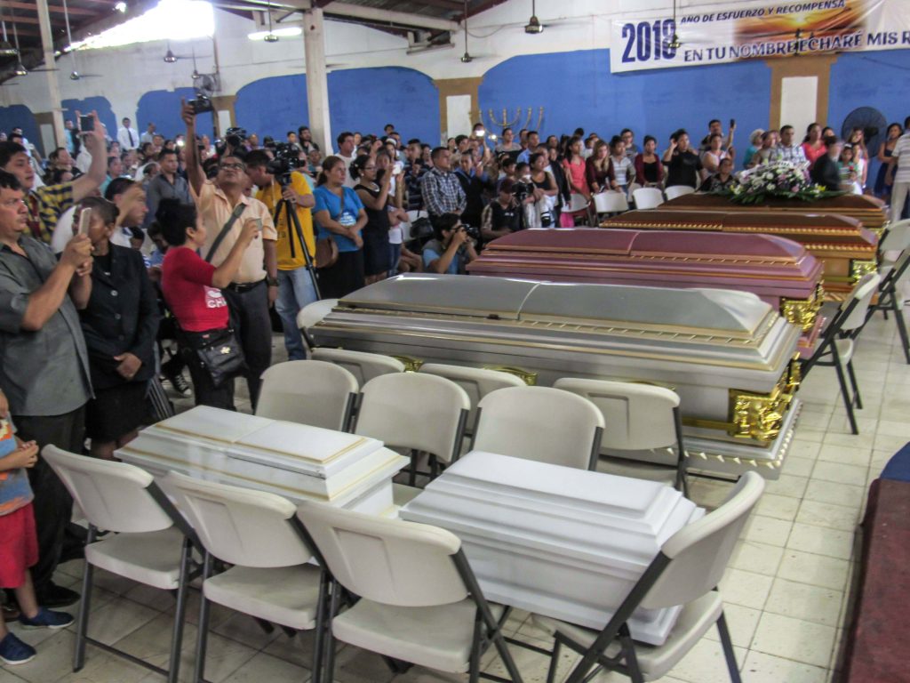 Féretros de integrantes de la familia Velásquez Pavón durante su velorio en una iglesia evangélica. Dos menores murieron en el incendio de la vivienda familiar en el barrio Carlos Marx, el 16 de junio de 2018. LA PRENSA / ARCHIVO
