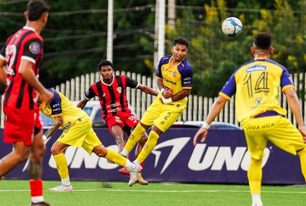 Omar Hinestroza durante un partido entre Ferretti y Managua FC