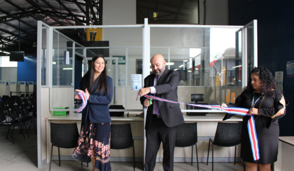 Viceministro de Gobernación y Policía y Director General de Migración y Extranjería, con funcionarias de la Unidad de Empleo inauguran oficinas. Foto: Ministerio de Gobernación de Costa Rica