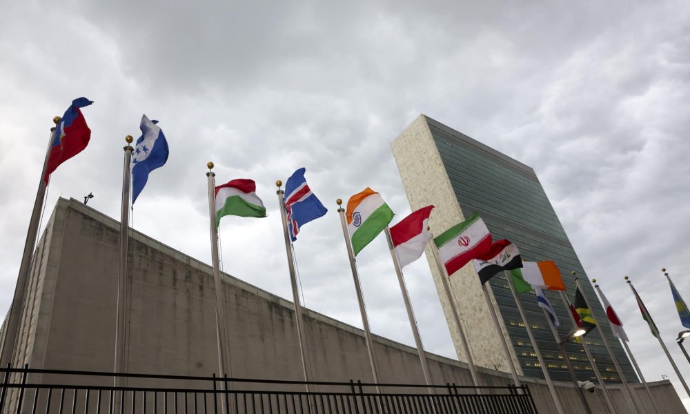 Vista de varias banderas de países durante la Asamblea General de la ONU. EFE/SARAH YENESEL