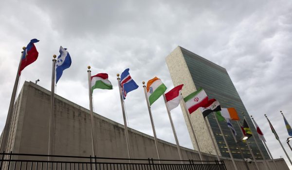 Vista de varias banderas de países durante la Asamblea General de la ONU. EFE/SARAH YENESEL