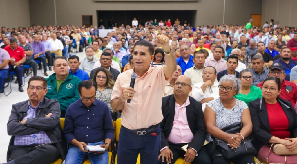 El pastor Omar Duarte alza el puño en una reunión en que pastores afines al FSLN brindaron su respaldo a las reformas de Daniel Ortega y Rosario Murillo.